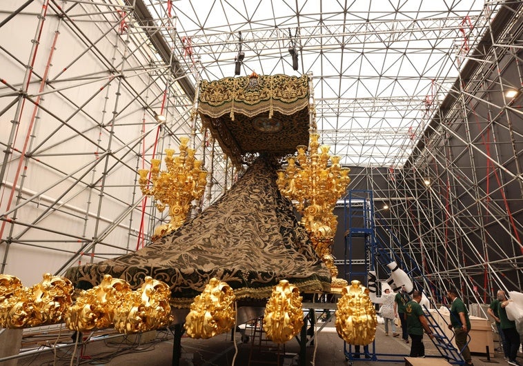 El manto de la Virgen de la Esperanza ya luce en Roma